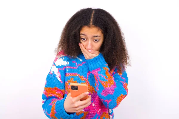 Chica Adolescente Afroamericana Con Estilo Afro Pelo Usando Suéter Colorido — Foto de Stock
