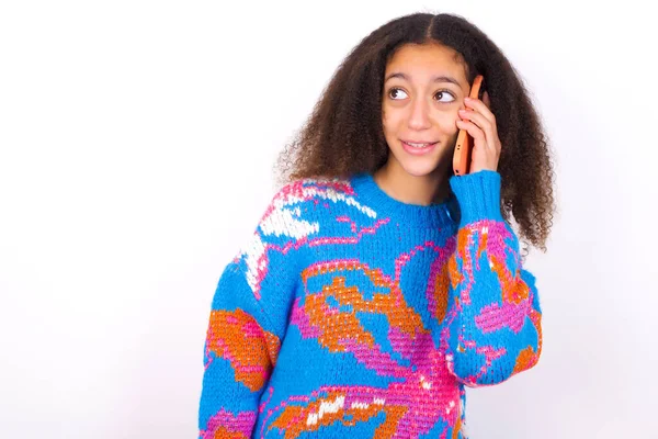 Trevligt Att Glad Afroamerikansk Tonåring Flicka Med Afro Frisyr Bär — Stockfoto