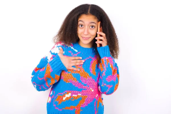 Sonriente Adolescente Afroamericana Con Estilo Afro Pelo Usando Suéter Colorido — Foto de Stock