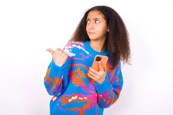 Chica Adolescente Afroamericana Con Estilo Afro Pelo Usando Suéter Colorido —  Fotos de Stock