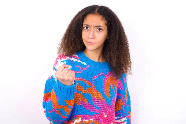 Chica Adolescente Afroamericana Con Estilo Pelo Afro Usando Suéter Colorido — Foto de Stock