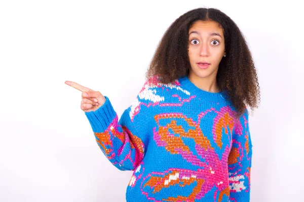 Emotivo Afroamericano Adolescente Con Afro Estilo Pelo Usando Vintage Suéter — Foto de Stock