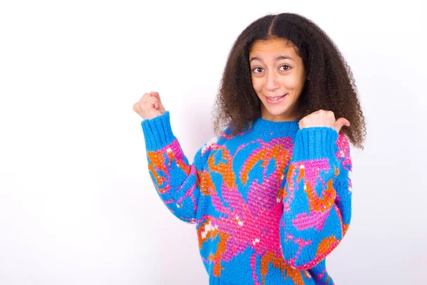 Hooray Cool Afro Americano Adolescente Ragazza Con Afro Capelli Stile — Foto Stock