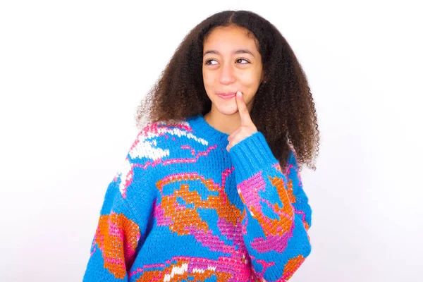 Heerlijk Dromerig Afrikaans Amerikaans Tiener Meisje Met Afro Haar Stijl — Stockfoto