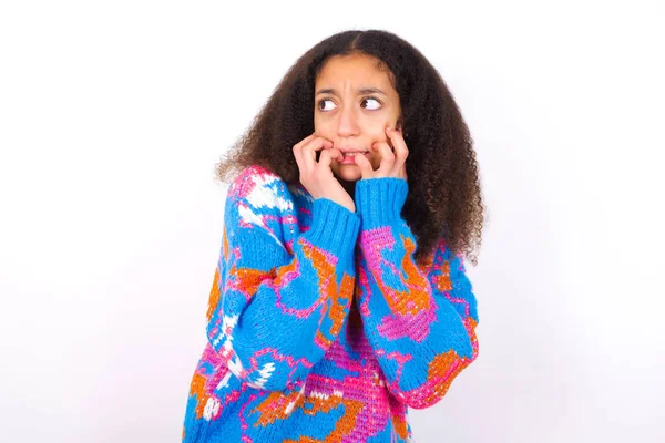 恐怖的非洲裔美国少女 有着非洲式的发型 穿着复古的彩色毛衣 背景为白色 — 图库照片