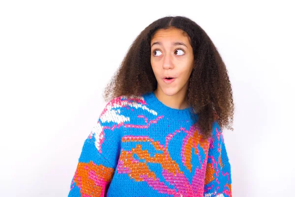 Sorprendida Adolescente Afroamericana Con Peinado Afro Usando Suéter Colorido Vintage — Foto de Stock