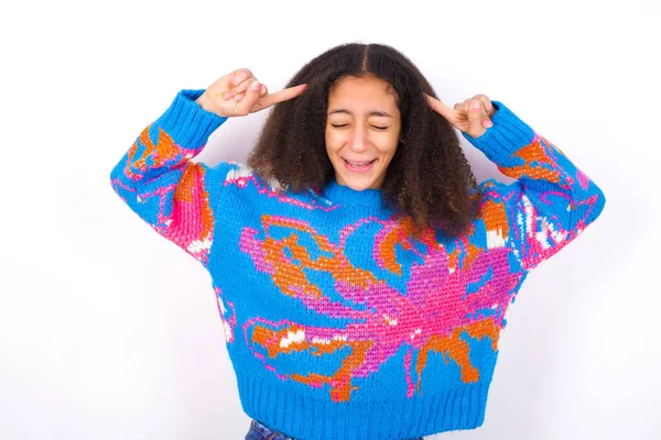 Bild Galna Afroamerikanska Tonåring Flicka Med Lockigt Hår Afro Stil — Stockfoto