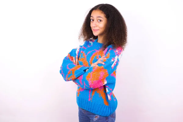 Porträtt Afroamerikansk Tonåring Flicka Med Lockigt Hår Afro Stil Bär — Stockfoto