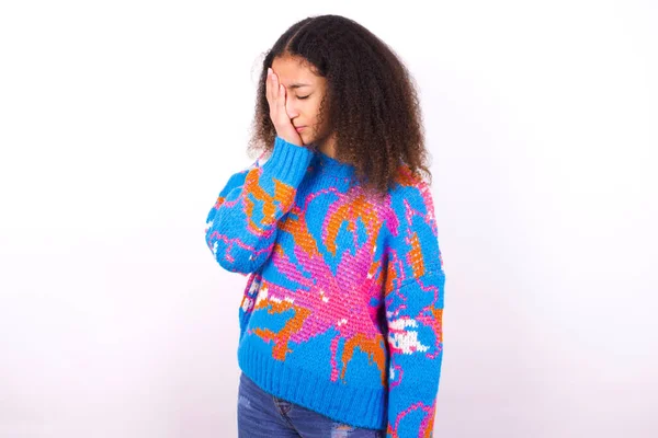 배경에 빈티지 화려한 스웨터를 아프로 스타일에 머리와 아프리카계 미국인 눈물을 — 스톡 사진