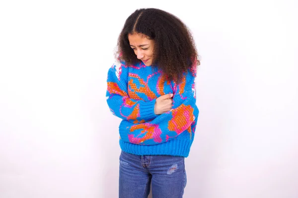 アフリカ系アメリカ人のティーンエイジャーの少女は 白い背景の上にヴィンテージカラフルなセーターを身に着けているアフロスタイルのカーリーヘアで — ストック写真