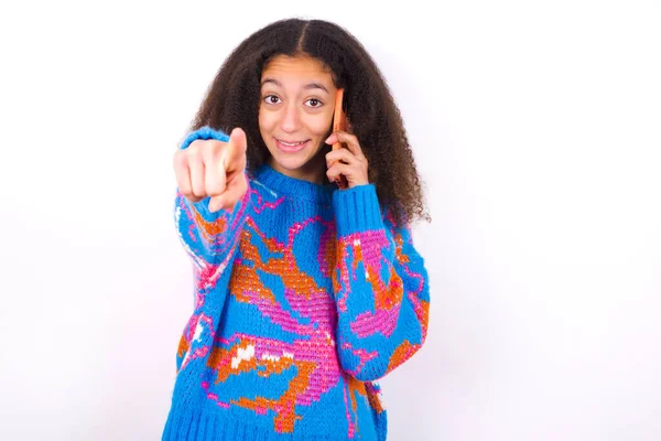 Menina Adolescente Afro Americana Positiva Com Cabelo Encaracolado Estilo Afro — Fotografia de Stock