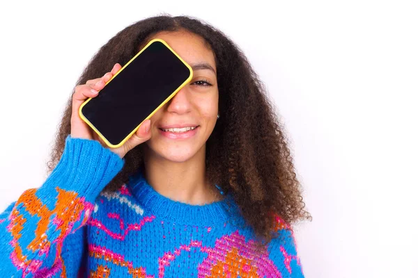 Chica Adolescente Afroamericana Con Pelo Rizado Estilo Afro Usando Suéter — Foto de Stock