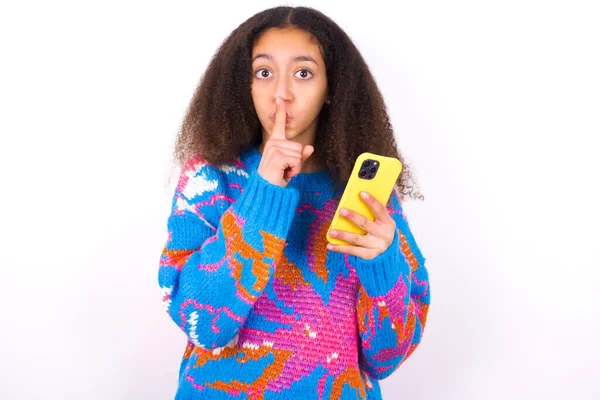 Afro Americana Adolescente Chica Con Pelo Rizado Afro Estilo Usando — Foto de Stock