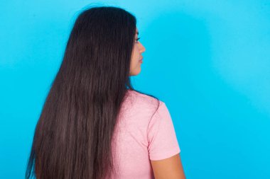 Genç ve güzel bir Latin kız stüdyo çekiminin arka tarafı..