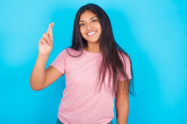 Genç ve güzel Latin kız Çince işaret dilinde on numara Shi ile işaret ediyor.