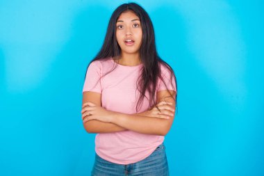 Utanmış, genç, güzel, Latin bir kız ağzını açık tutuyor. İnanılmaz tuhaf bakışlar duyuyor.