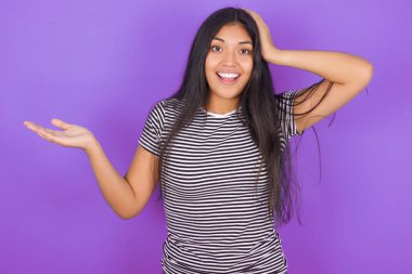 Şok oldum genç Latin kadın çizgili tişört giyerek el ele tutuşup teklif etti.