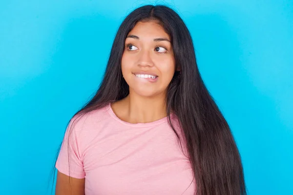 Verbazingwekkende Vrouw Die Haar Lip Bijt Zoek Naar Lege Ruimte — Stockfoto