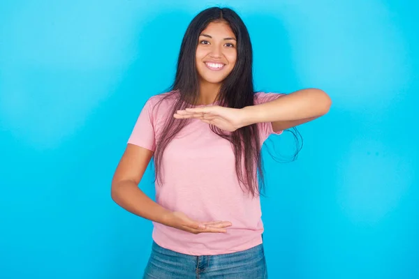 Chica Adolescente Gesto Con Las Manos Mostrando Signo Tamaño Grande — Foto de Stock