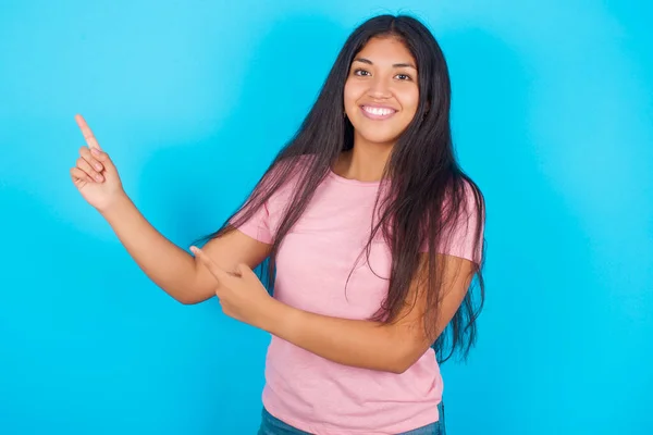 Nastolatka Wskazując Palcach Pustą Przestrzeń Pokazując Najlepsze Niskie Ceny Patrząc — Zdjęcie stockowe