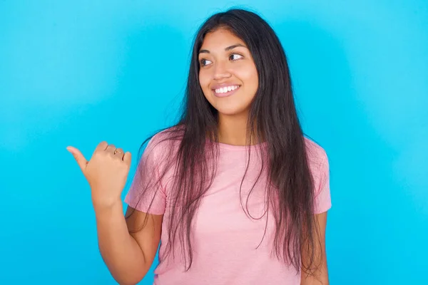 Schöne Teenager Mädchen Zeigt Mit Dem Daumen Zur Seite Junge — Stockfoto