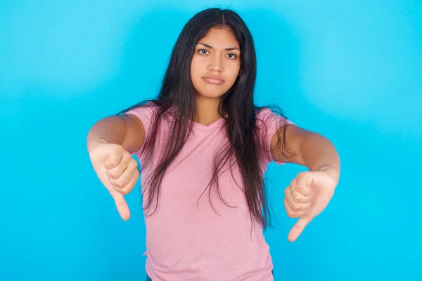 Adolescente Sendo Chateado Mostrando Polegar Para Baixo Com Duas Mãos — Fotografia de Stock