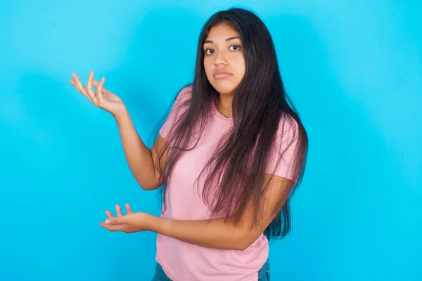 Teenage Girl Pointing Aside Both Hands Showing Something Strange Saying — Stock Photo, Image