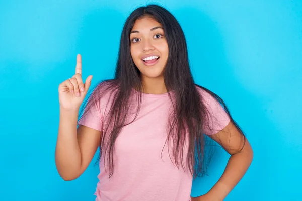 Adolescente Sosteniendo Dedo Hacia Arriba Teniendo Idea Posando Joven Hermosa — Foto de Stock