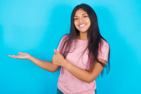 Teenage Girl Showing Palm Hand Doing Gesture Thumbs Smiling Happy — Stock Photo, Image