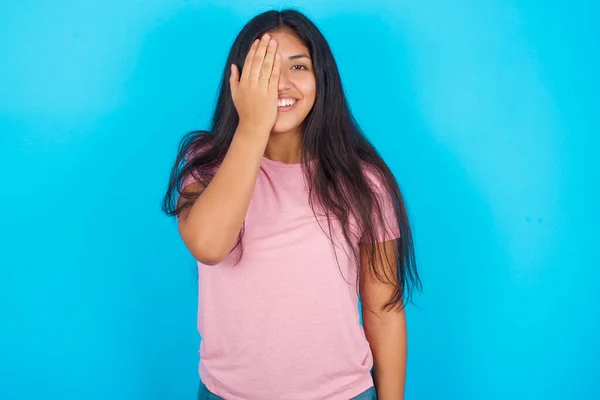 Menina Adolescente Cobrindo Olho Com Mão Sorriso Confiante Rosto Emoção — Fotografia de Stock