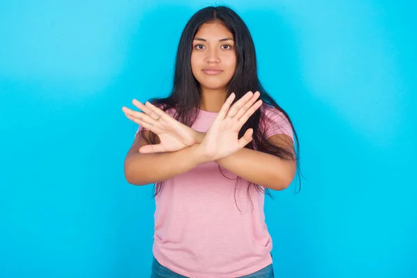 Tiener Meisje Heeft Afwijzing Uitdrukking Kruisen Armen Handpalmen Doen Negatief — Stockfoto