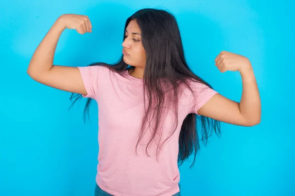 Teenagermädchen Zeigt Stolz Lächelnde Armmuskeln Fitness Konzept Junge Schöne Hispanische — Stockfoto