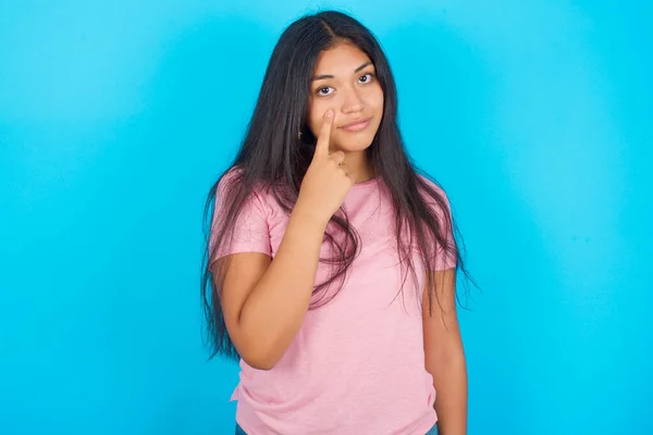 Nastolatka Wskazująca Oko Obserwująca Twój Gest Podejrzany Wyraz Twarzy Młoda — Zdjęcie stockowe