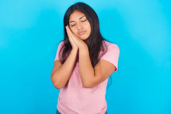 Adolescente Durmiendo Cansado Soñando Posando Con Las Manos Juntas Mientras —  Fotos de Stock