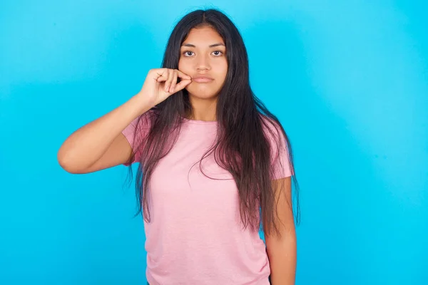 Adolescente Montrant Bouche Les Lèvres Fermées Comme Zip Avec Les — Photo
