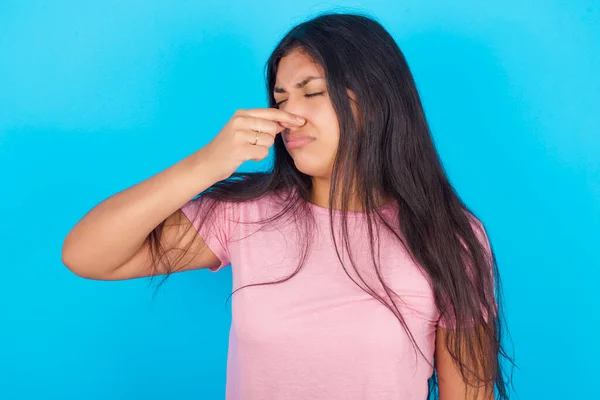 Adolescente Oliendo Algo Apestoso Asqueroso Olor Intolerable Conteniendo Respiración Con — Foto de Stock