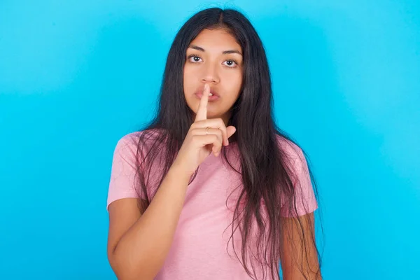 Dospívající Dívka Dělá Gesto Mlčení Drží Prst Rtech Ticho Tajný — Stock fotografie