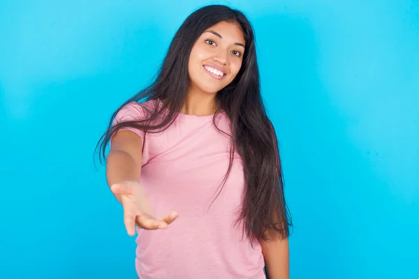 Chica Adolescente Sonriendo Amistoso Ofreciendo Apretón Manos Como Saludo Bienvenida —  Fotos de Stock
