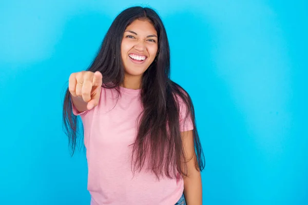 Adolescente Pointant Mécontent Frustré Caméra Colère Furieux Prêt Battre Avec — Photo