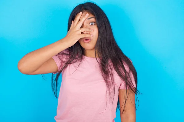 Teenagermädchen Das Schockiert Gesicht Und Augen Mit Der Hand Verdeckt — Stockfoto