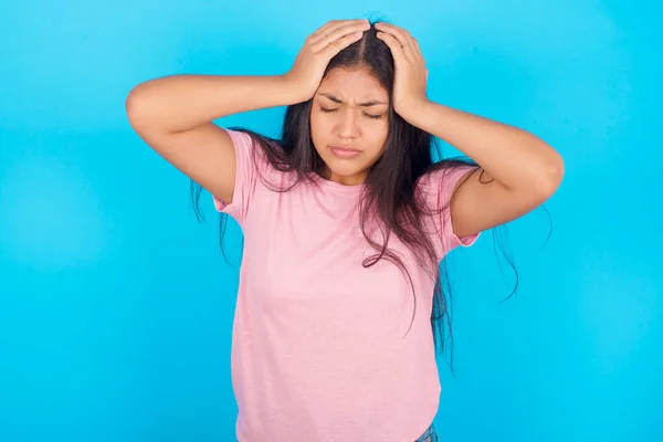 Adolescente Que Sufre Dolor Cabeza Fuerte Desesperado Estresado Debido Exceso —  Fotos de Stock