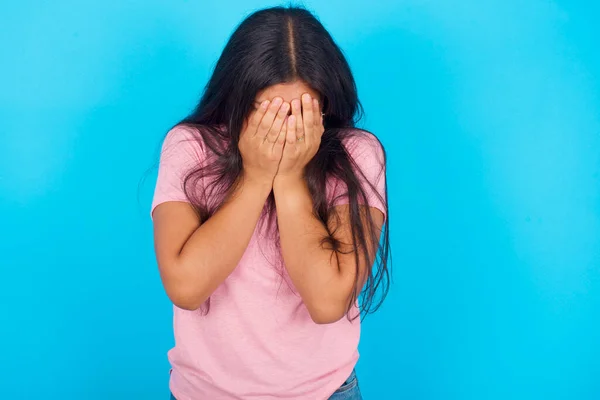 Tjejen Täcker Ansiktet Med Händerna Blir Förkrossad Och Gråter Tråkigt — Stockfoto