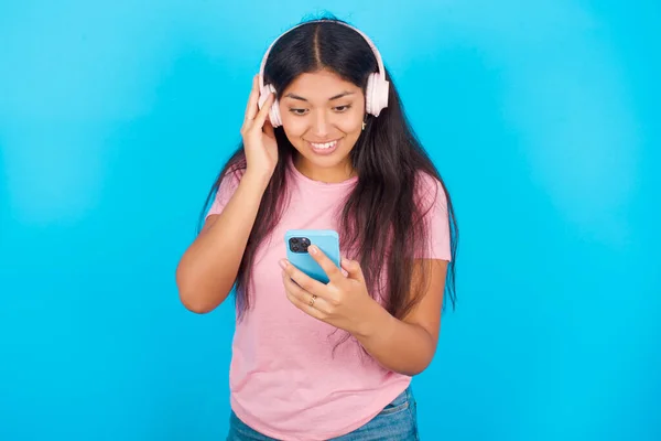 Akıllı Telefon Ekranına Odaklanmış Mutlu Kız Kendini Iyi Hissediyor Nsanlar — Stok fotoğraf