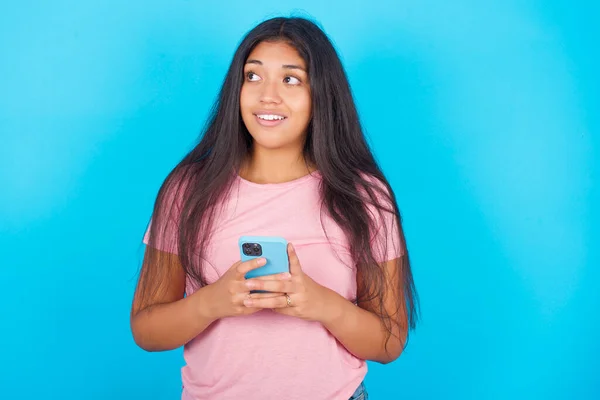 Girl Holding Smartphone Looking Sideways Blank Copyspace Young Beautiful Hispanic — Stock Photo, Image