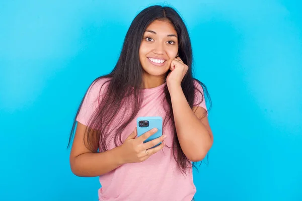 Chica Alegre Posa Con Dispositivo Teléfono Móvil Escribe Mensajes Texto — Foto de Stock