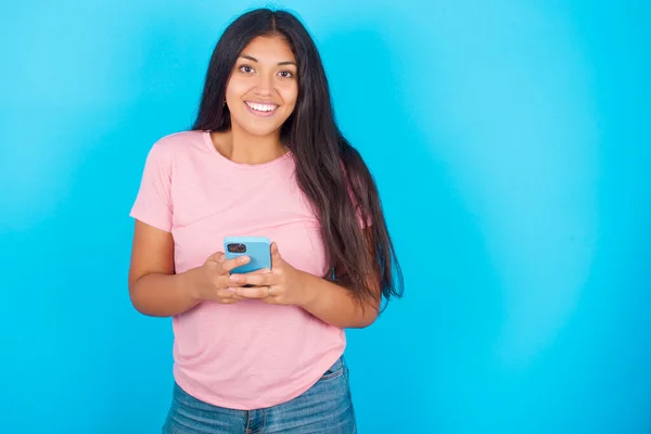 Chica Emocionada Sosteniendo Teléfono Inteligente Mirando Sorprendido Cámara Después Recibir — Foto de Stock