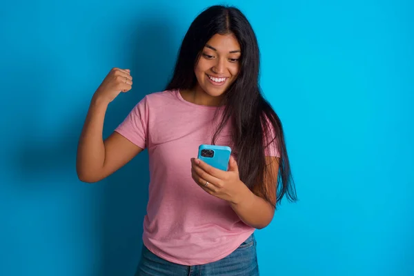 Meisje Houden Handen Smartphone Het Verhogen Van Zijn Vuist Omhoog — Stockfoto
