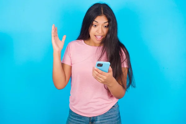 Menina Segurando Nas Mãos Smartphone Ler Notícias Navegação Jovem Bela — Fotografia de Stock