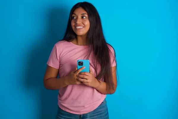 Young Beautiful Latin Girl Holding Hands Showing New Smartphone — Stock Photo, Image