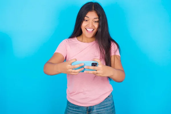 Heyecanlı Genç Güzel Latin Bir Kızın Portresi Cep Telefonuyla Oyun — Stok fotoğraf